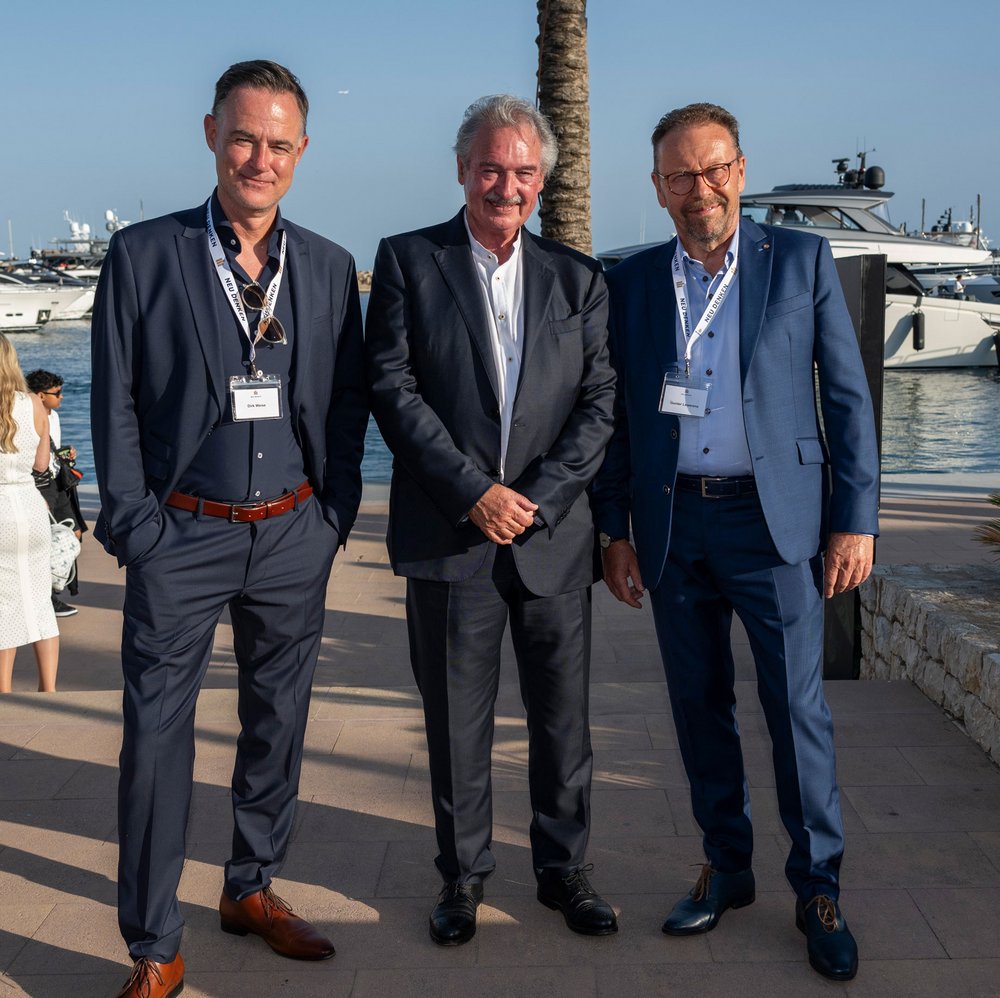 Jean Asselborn posiert für ein Foto im Hafen von Puerto Portals