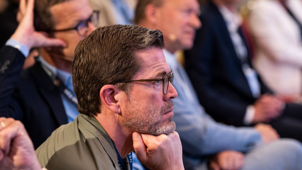 Karl-Theodor zu Guttenberg im Publikum während der Vorträge.