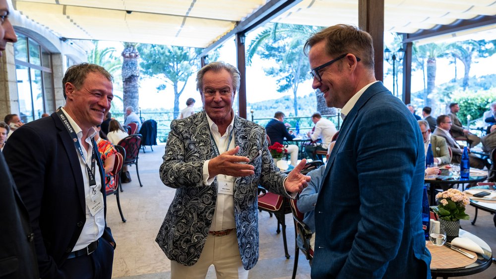 Willi Plattes stellt im Restaurant Yara in Puerto Portals nach den Vorträgen die Referenten den Teilnehmern vor.