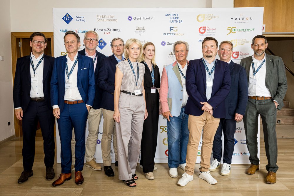 Referenten der Veranstaltung vor der Partnerwand