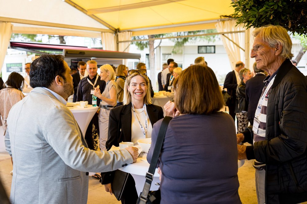 Teilnehmende im persönlichen Austausch beim Networking