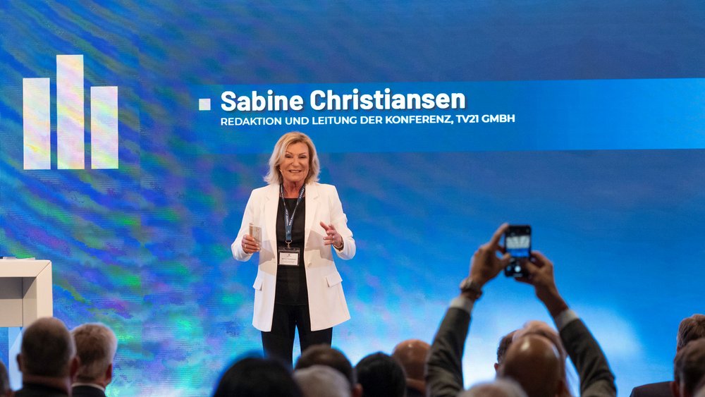 Sabine Christiansen, Redaktion und Leitung der Konferenz bei TV21 GmbH, spricht zu den Gästen