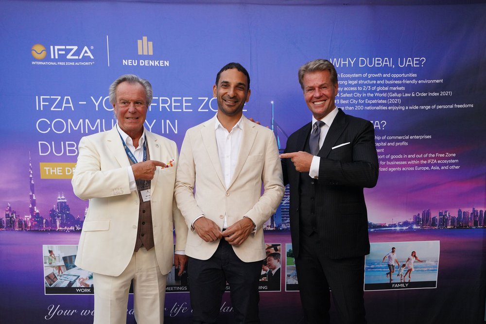 Vor der Fotowand: Willi Plattes, S.E. Ahmed Alattar, Botschafter der VAE in der Bundesrepublik Deutschland, und Martin G. Pedersen, Chairman der International Free Zone Authority®