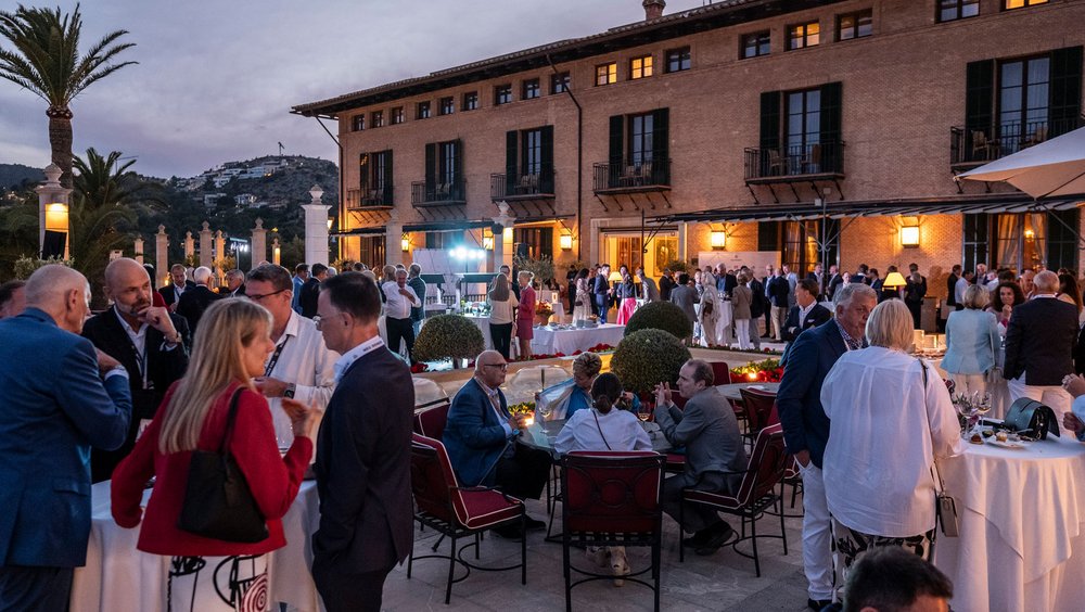 Die Terrasse des Castillo Hotel Son Vida, belebt von den Teilnehmern des Forums