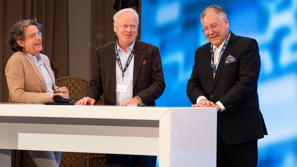 Fritz Esterer, CEO der WTS Group, Christoph Ahlhaus, Vorsitzender der Bundesgeschäftsführung des BVMW e.V., und Frank Sieren sprechen über den Weg vom Neu-Denken zum Neu-Handeln