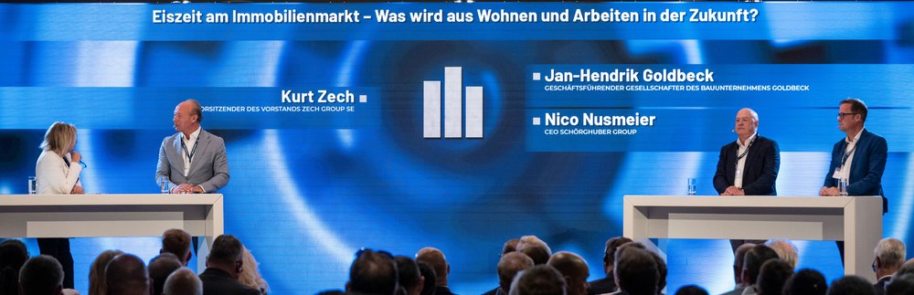 Kurt Zech, Jan-Hendrik Goldbeck und Nico Nusmeier tauschen sich über die Zukunft von Wohnen und Arbeiten im Kontext der Eiszeit am Immobilienmarkt aus. Die Table-Diskussion wird von Sabine Christiansen moderiert.