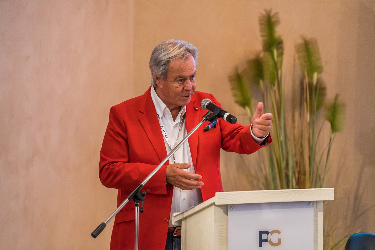 Willi Plattes spricht am Rednerpult zur Eröffnung der Fachkonferenz