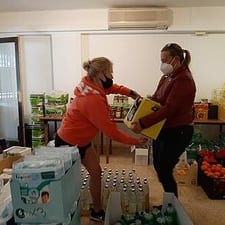 Spendenaktion Santa Ponca, Mallorca. Pakete werden übergeben..