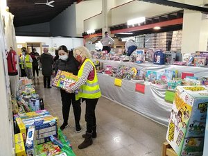 EA-Mandant Martin Scholpp und seine Familie spendeten Spielzeug und Kleidung an die Fundació Monti-Sion Solidària.
