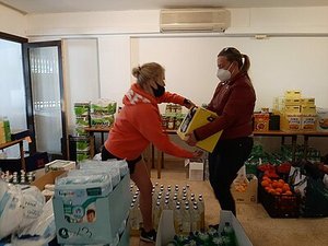 Spendenaktion Santa Ponca, Mallorca. Pakete werden übergeben..