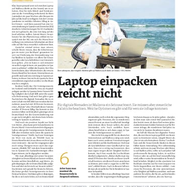 Zeitungsartikel mit Foto von einer Frau am Laptop am Strand