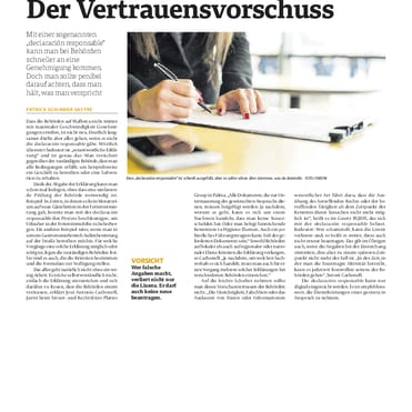 Zeitungsartikel mit Foto auf der eine Hand mit Stift schreibt