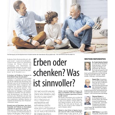 Zeitungsausschnitt mit Foto von zwei Männern mit Kind auf dem Boden