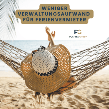 Frau mit großem Sonnenhut auf Hängeliege am Strand