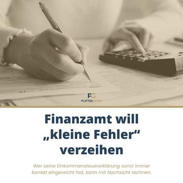 Zeitungsausschnitt eine Hand schreibt eine Hand tippt auf dem Taschenrechner