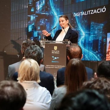 Die balearische Ministerpräsidentin Marga Prohens stellt IBDigital vor.