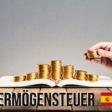 Foto Vermögenssteuer mit Goldmünzen