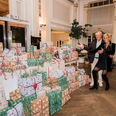 Yvonne Plattes und Willi Plattes vor ganz vielen Weihnachtsgeschenken