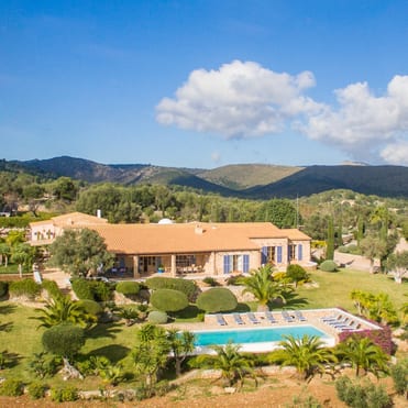 Foto Finca mit Pool umgeben von einer grünen Landschaft