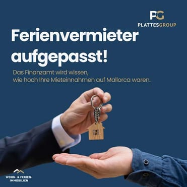 Bild mit blauem Hintergrund und der Überschrift: Ferienvermieter aufgepasst. Darunter steht geschrieben: Das Finanzamt wird wissen, wie hoch Ihre Mieteinnahmen auf Mallorca waren. Darunter sind zwei Hände abgebildet. Die eine Hand gibt der anderen einen Schlüssel mit einem Haus aus Holz daran in die Hand. Oben Rechts i