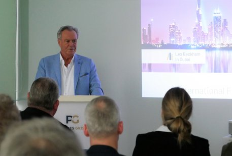 Die International Free Zone Authority (IFZA) aus Dubai zu Besuch bei der PlattesGroup auf Mallorca. Willi Plattes spricht am Rednerpult.