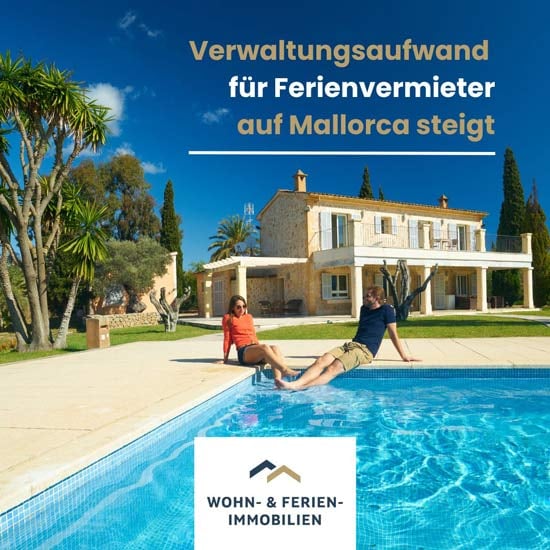 zwei Menschen sitzen am Pool und im Hintergrund ist eine Finca zu sehen