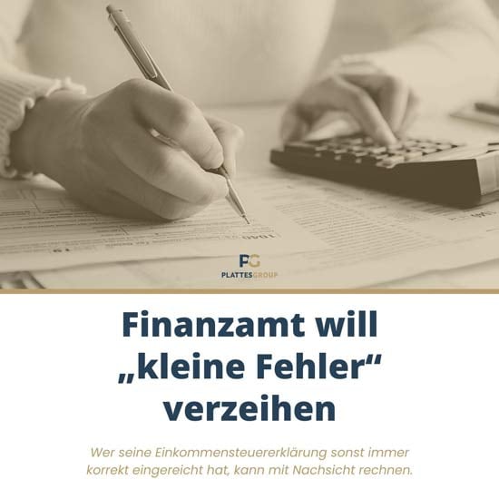 Zeitungsausschnitt eine Hand schreibt eine Hand tippt auf dem Taschenrechner
