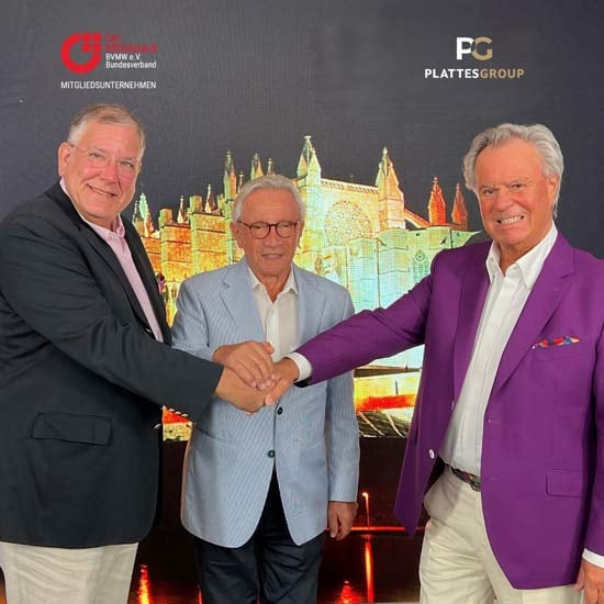 Christoph Ahlhaus, Vorsitender der BVMW, Dr. Helmut Baur (Binder Optik) und Willi Plattes, CEO der PlattesGroup) reichen sich die Hände