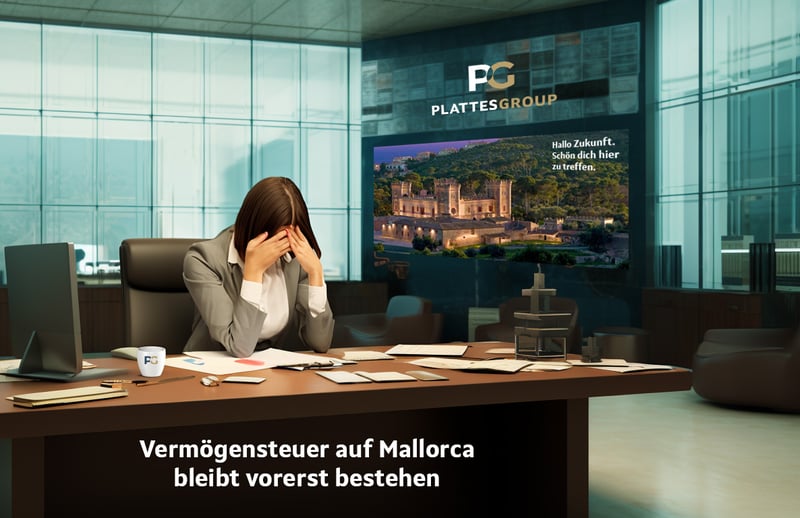 Frau die am Schreibtisch und die den Kopf mit den Händen hält