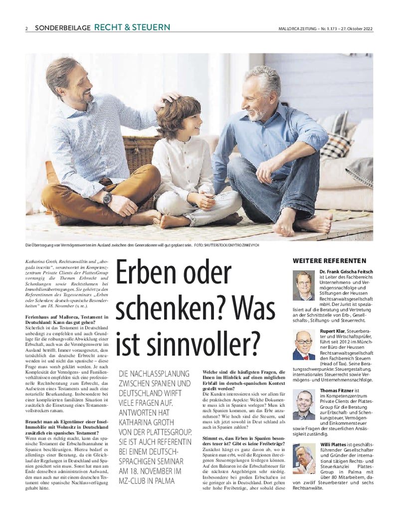Zeitungsausschnitt mit Foto von zwei Männern mit Kind auf dem Boden