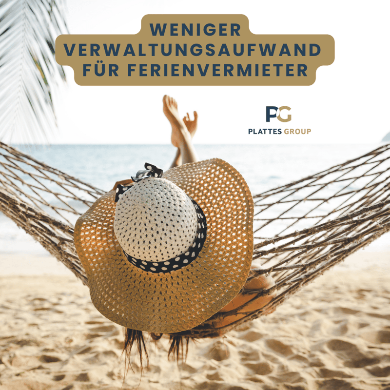 Frau mit großem Sonnenhut auf Hängeliege am Strand