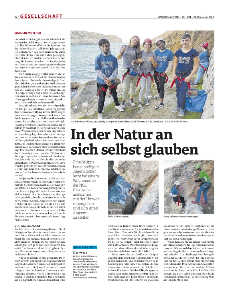 Zeitungsausschnitt mit Fotos von Menschen am Meer und am klettern