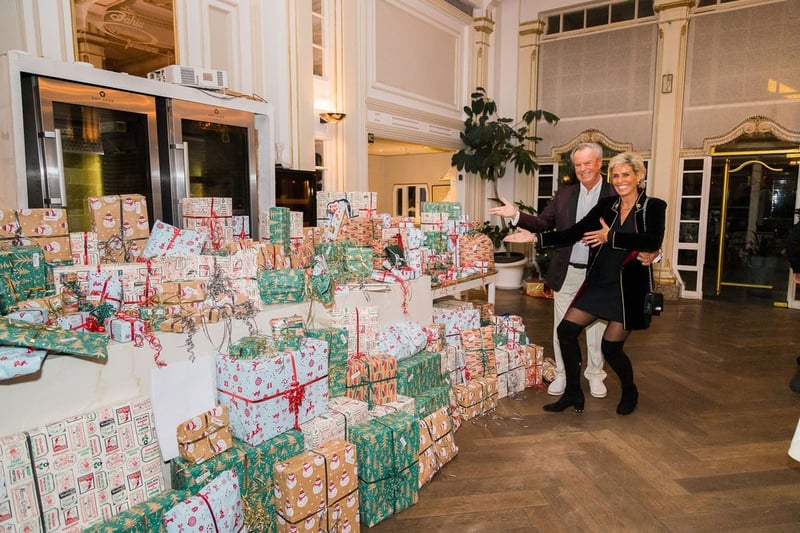 Yvonne Plattes und Willi Plattes vor ganz vielen Weihnachtsgeschenken