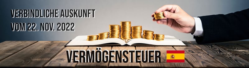 Ein geöffnetes Buch mit Münzen, die von einer Hand gestapelt werden, auf einem Holztisch mit der Aufschrift „Vermögensteuer" und „Verbindliche Auskunft vom 22. Nov. 2022".